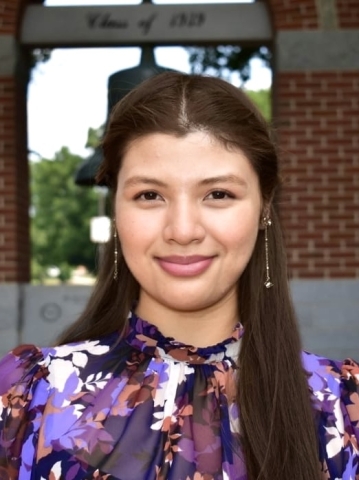 Photo of Rebeca Aquino Ventura with brick archway in backgroun